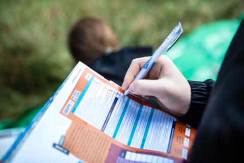Person füllt Formular aus Person füllt Formular aus