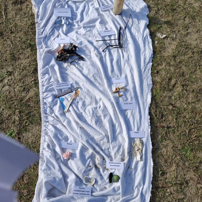 afval op droog zand.jpeg